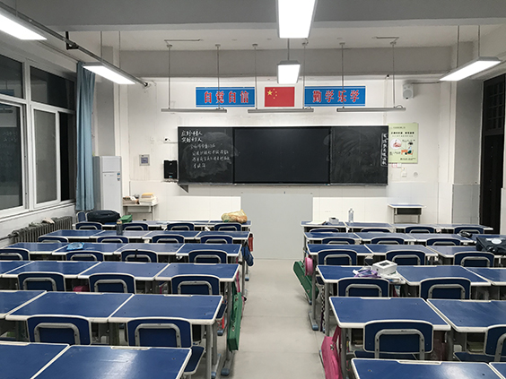 河南新乡中学全光谱护眼灯由深圳晶宏提供